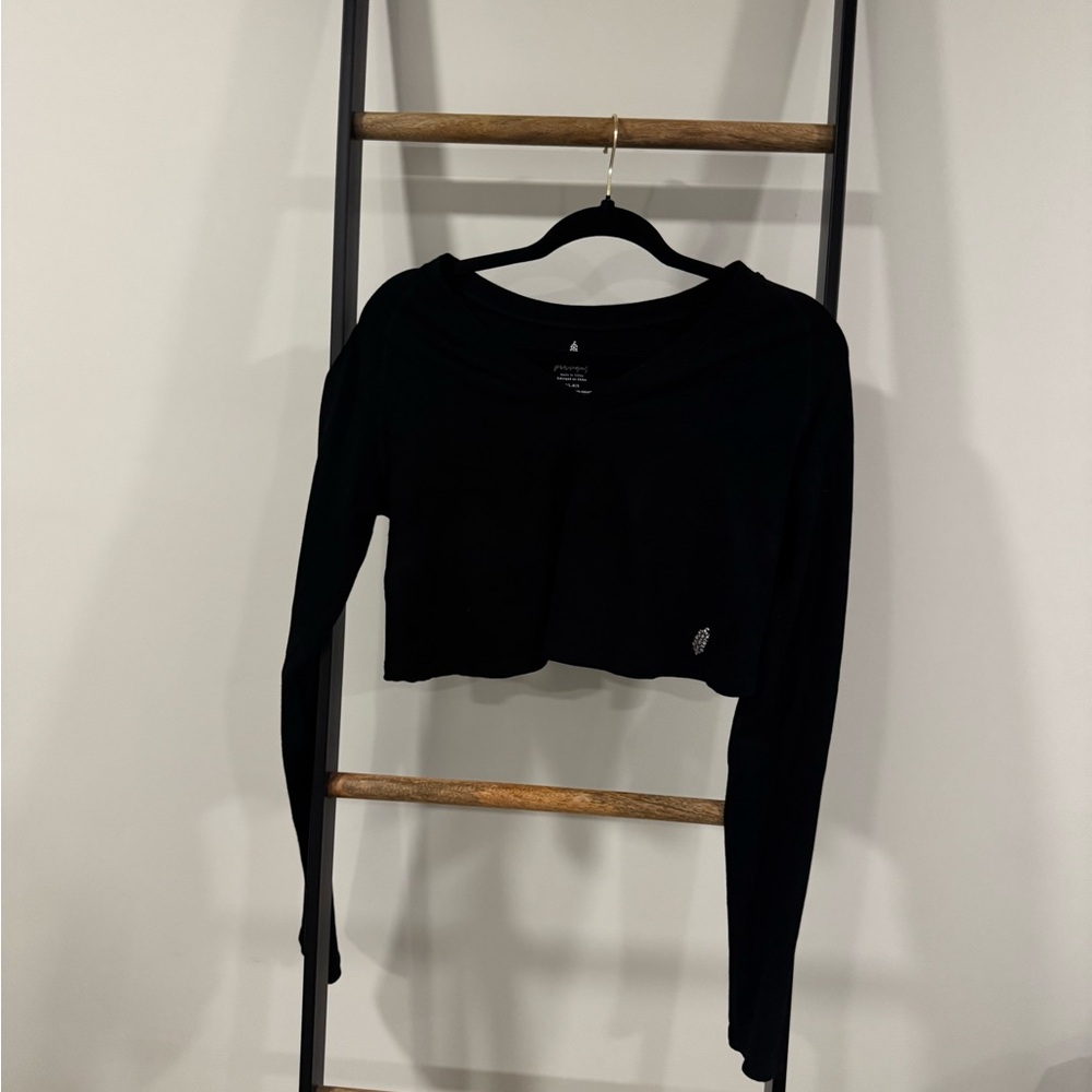 Black cropped long-sleeve top #croppedtop
A must-to-wear #workout